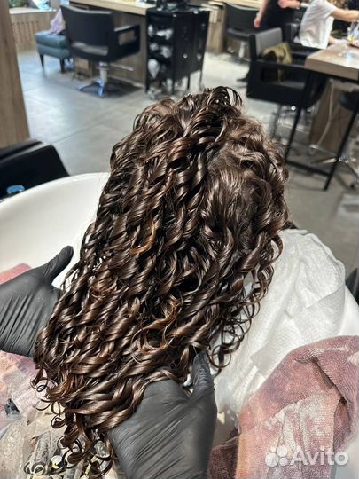 Модель на биозавивку волос