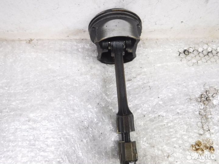 Поршень с шатуном Ниссан