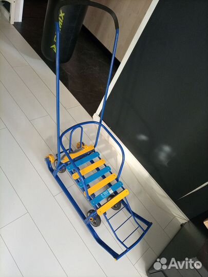 Детские санки с выдвижными колесами