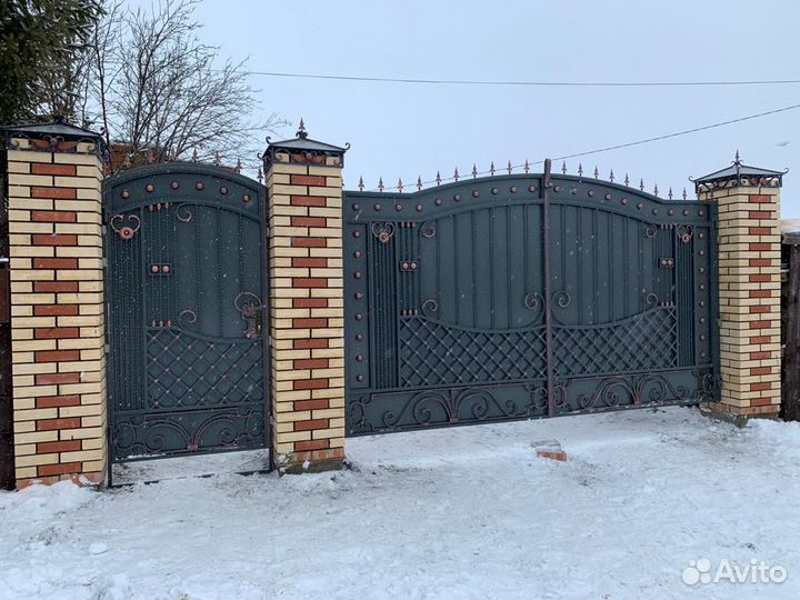 Ворота кованые распашные с калиткой на металле