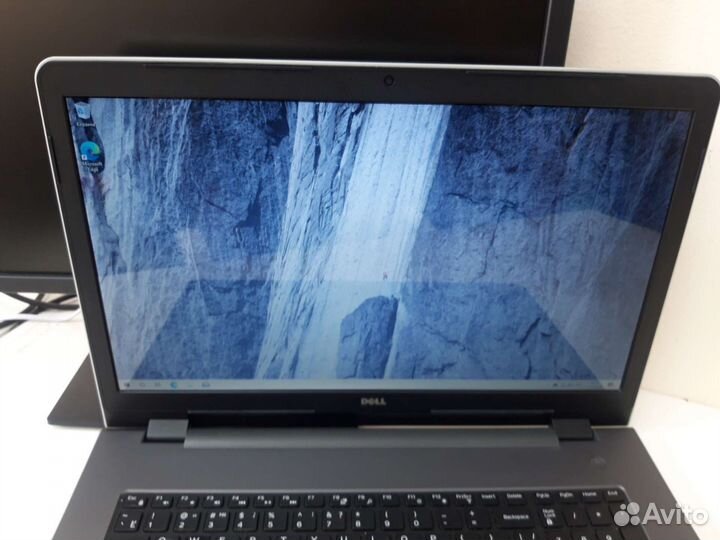 Dell 17.3 Core i3 5005u/8gb/256ssd/geforce 920m