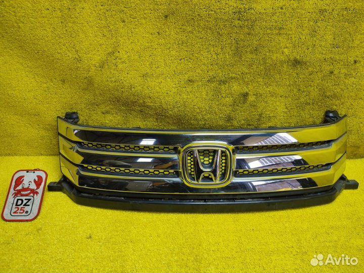 Решетка радиатора передняя Honda Freed Spike