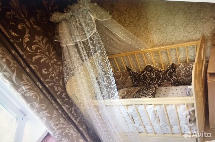 Детская кроватка с маятником и ящиком