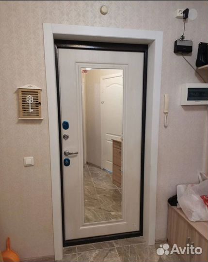 Дверь входная с зеркалом в наличии