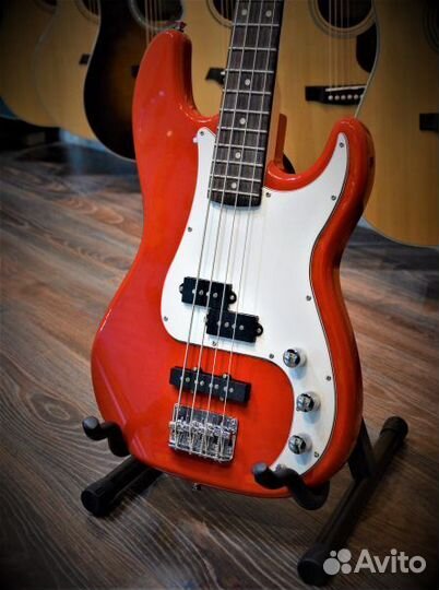 Бас-гитара (новая) с тёплым чехлом и аксессуарами