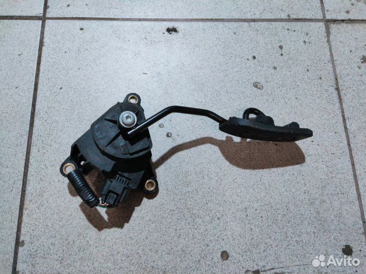 Педаль газа Nissan Note E11 2008