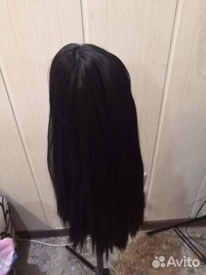 Волосы на заколках черные