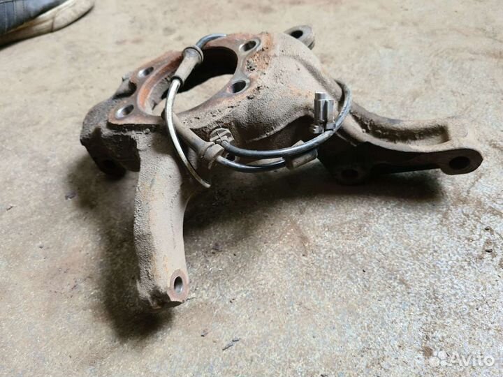 Кулак передний Nissan Qashqai j10