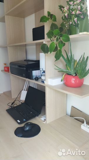 Офисный стол и стеллаж
