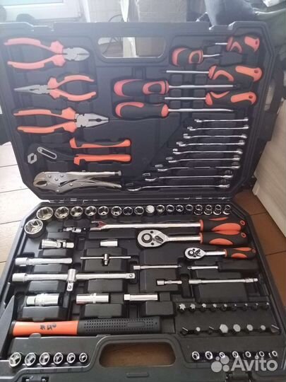 Набор инструментов для авто в чемодане