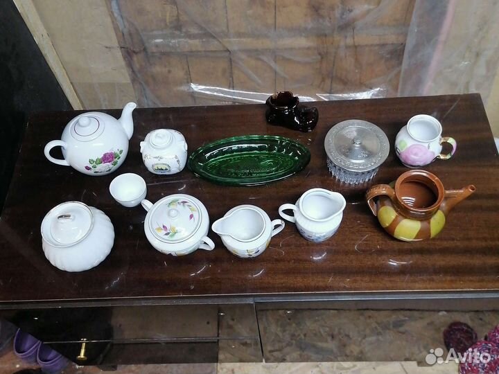 Чайник и сахарница