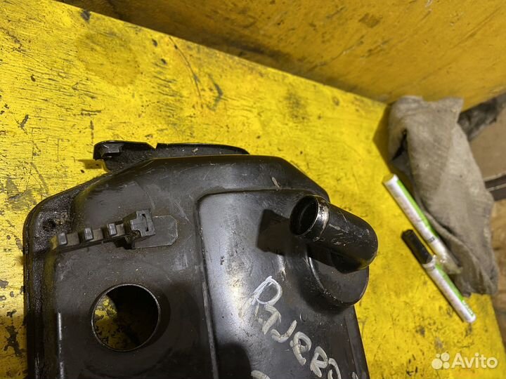 Клапанная крышка левая Mitsubishi 3.0,3.5