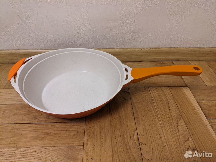 Сковорода 28 см с крышкой и фиксированной ручкой ф