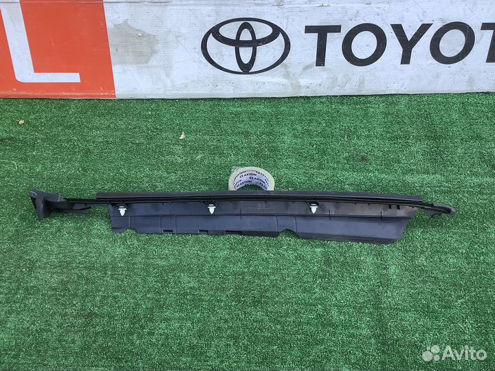 Пыльник крыла передний правый Toyota LC 200