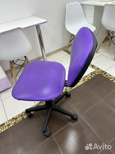 Стул для мастера маникюра на колесиках