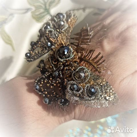 Брошь ручной работы Мотылек с терагерцем пиритом