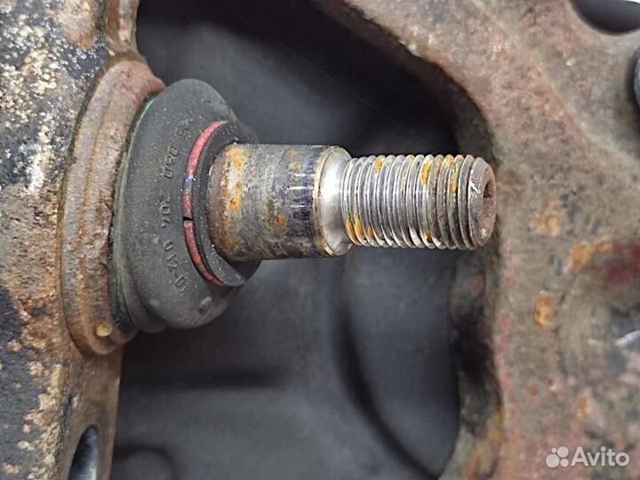 Кулак поворотный передний левый w220 S-class 64