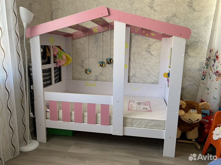 Кровать домик с матрасом, можно и без матраса