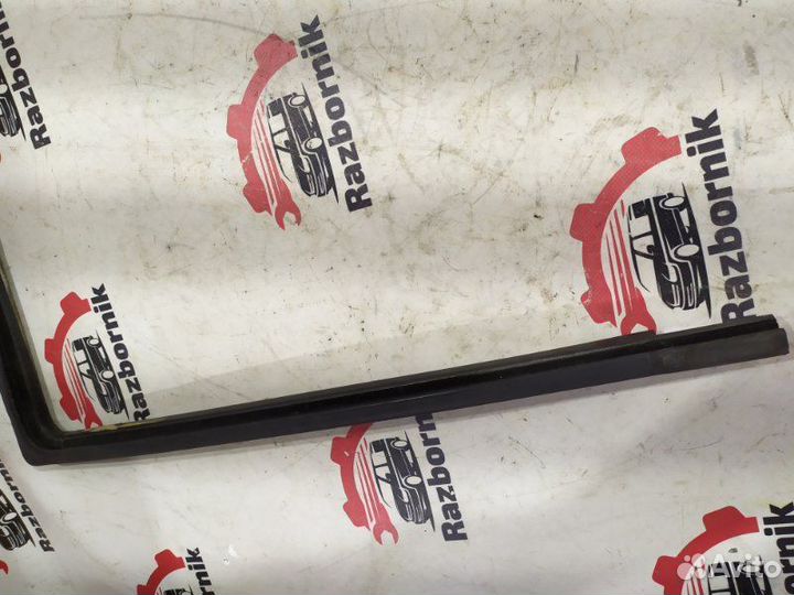 Уплотнитель стекла двери передний правый Mercedes