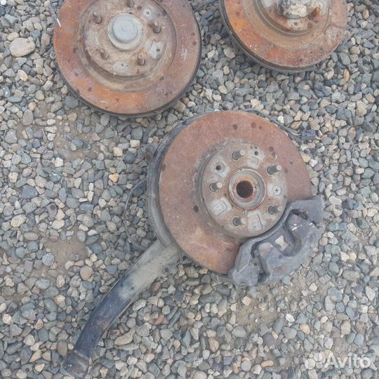 Левый поворотный кулак мазда 6 gg американка 2.3