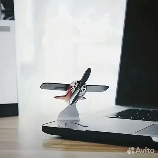 Фигурка самолет на солнечных батареях