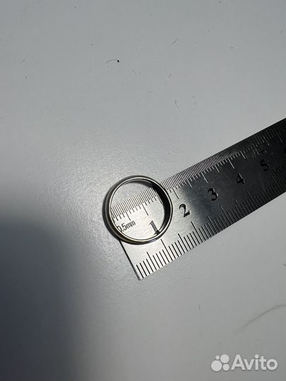 Золотое обручальное кольцо