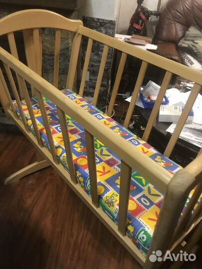 Детская кроватка с маятником