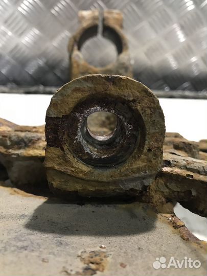 Кулак передний левый Skoda Octavia A5