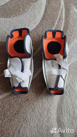 Щитки хоккейные детские easton 9