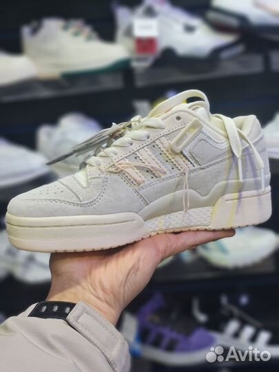 Кроссовки женские