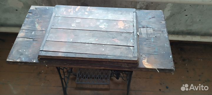 Антикварная швейная машинка