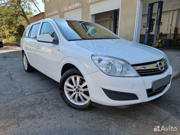 Opel Astra, 2011