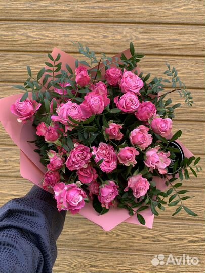 Букет из кустовых роз леди бомбастик темно-розовые
