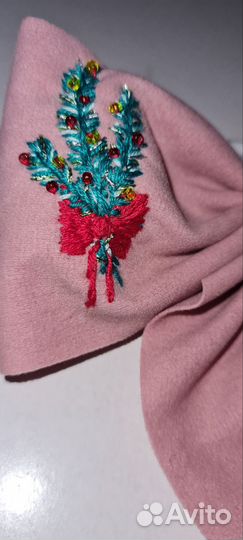 Яркий красный бант с новогодней вышивкой