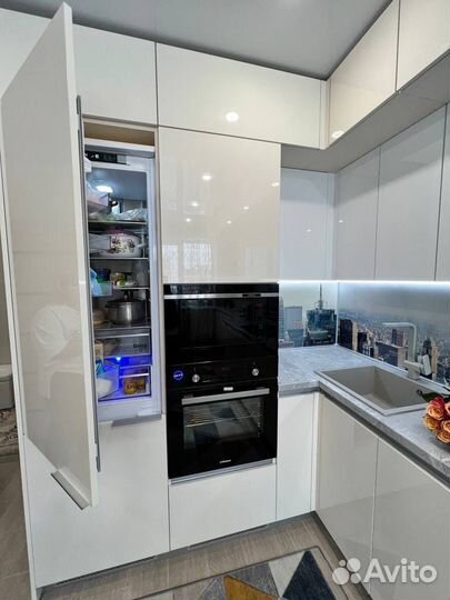 Кухня на заказ под потолок