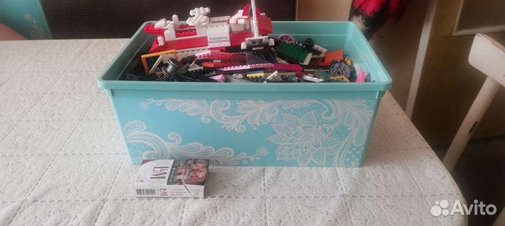 Полная коробка Lego
