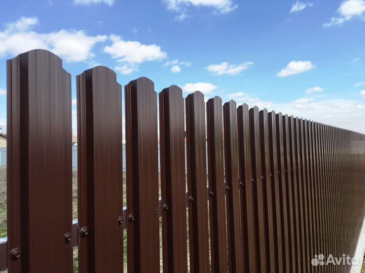 Забор из металлоштакетника