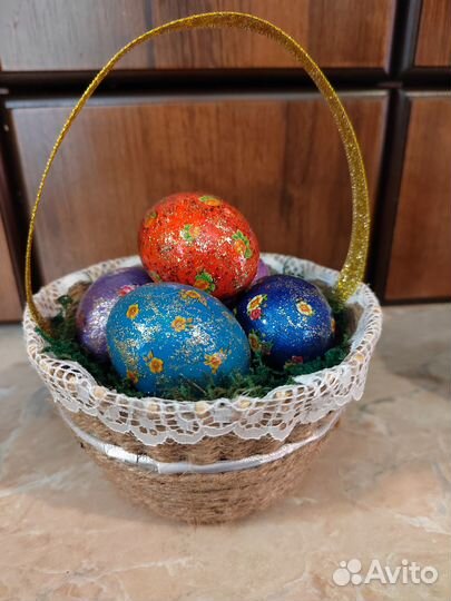 Яйцо пасхальное в корзине сувенир