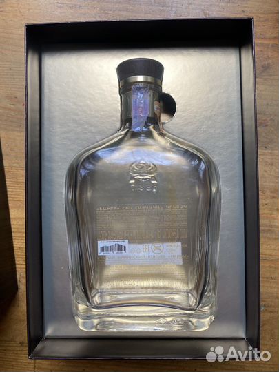 Пустая коньячная бутылка в коробке