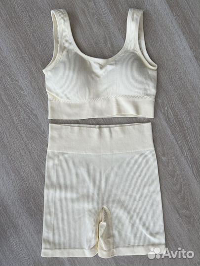 Спортивный бесшовный костюм