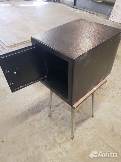 Сейф металлический