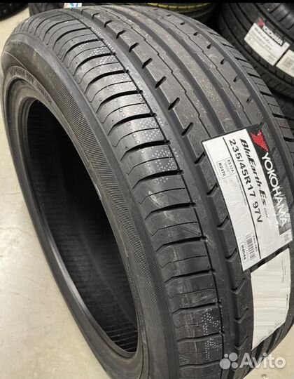 Sonix Prime UHP 08 235/45 R17 97W