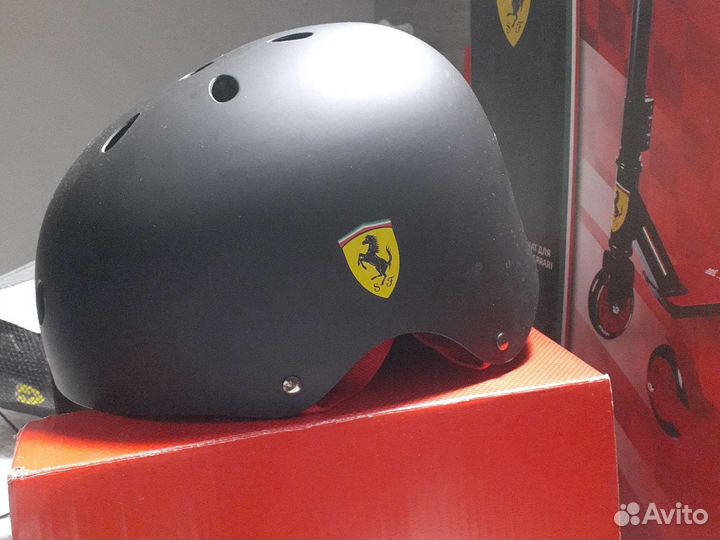 Защитный шлем ferrari