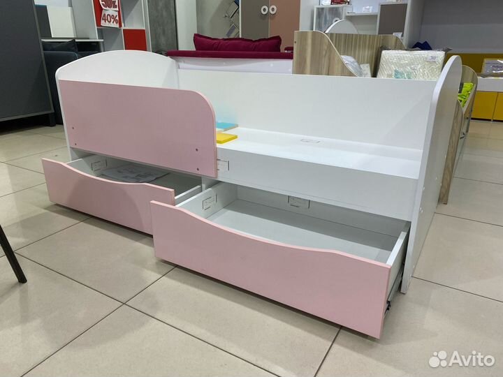 Детская кровать с бортиком и ящиками
