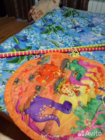 Отдам за шоколадку детский коврик для малышей