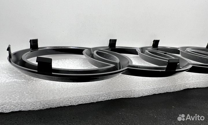 Шильдик Audi E-tron черный