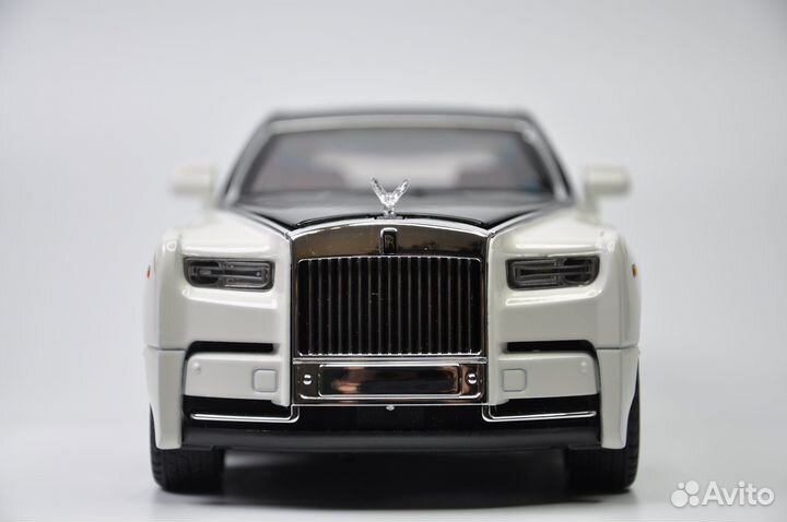 Модель автомобиля Rolls-Royce Phantom 1:18 металл