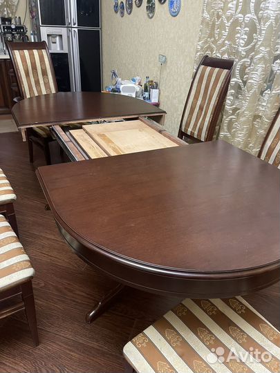 Деревянный стол, деревянные стулья