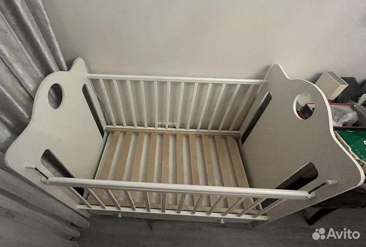 Детская кроватка с маятником и ящиком