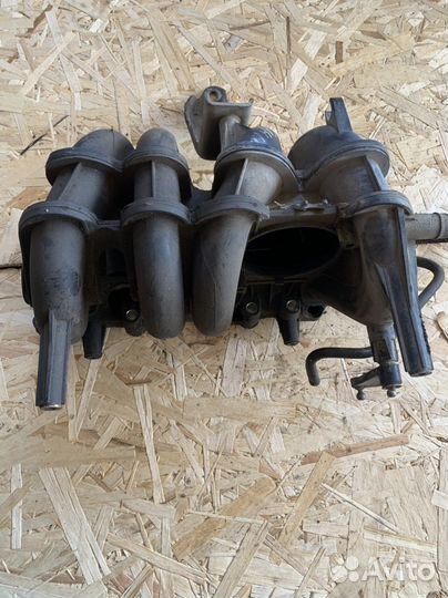 Рено Логан коллектор впускной 1,4